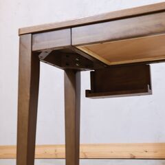 ウォールナット材を使用したパーソナルデスクです。シンプルでオシャレなデザインとナチュラルな質感がインテリアのアクセントになるデスク♪学習机はもちろんパソコンデスクや事務机に最適です！！の画像