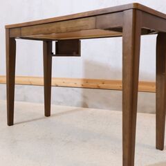 ウォールナット材を使用したパーソナルデスクです。シンプルでオシャレなデザインとナチュラルな質感がインテリアのアクセントになるデスク♪学習机はもちろんパソコンデスクや事務机に最適です！！の画像