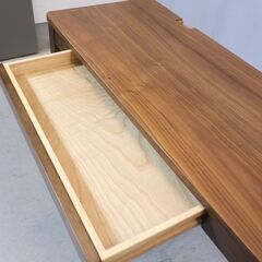 ウォールナット材を使用したパーソナルデスクです。シンプルでオシャレなデザインとナチュラルな質感がインテリアのアクセントになるデスク♪学習机はもちろんパソコンデスクや事務机に最適です！！の画像