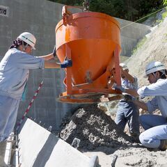 🔥急募🔥U・Iターン支援で20万円支給💰社員寮完備🏠月給50万円可能🔥即日採用🚀土木スタッフ👷現場作業では珍しい完全週休2日制😃の画像