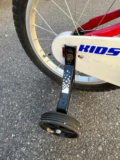 赤色 子供用自転車 補助輪付き（取り外し可能）