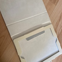 iPad専用 ホワイトケース スタンド機能付きの画像