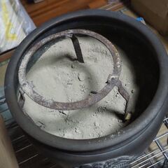 火鉢、33x26x26、五徳，灰汁付け、銅製か真鍮製です、