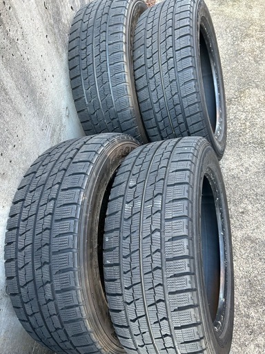 スタッドレスタイヤ　215/55R17