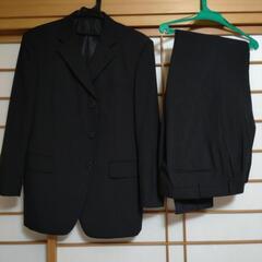 黒の紳士スーツの画像
