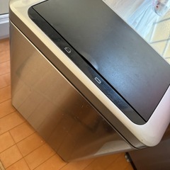 ゴミ箱と洗濯機
