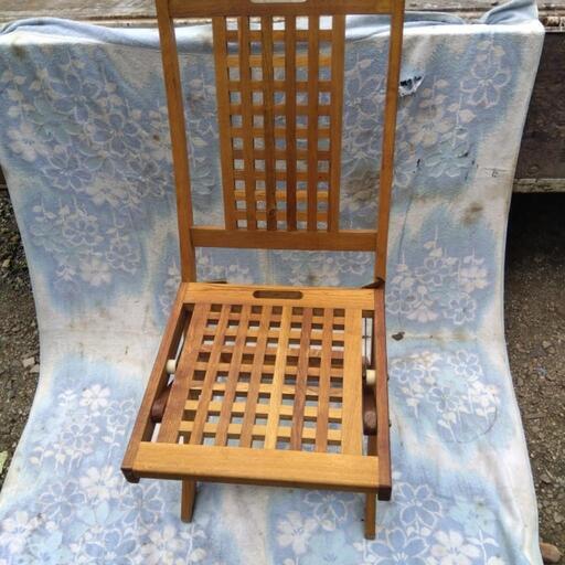 折りたたみ式のダイニングチェア