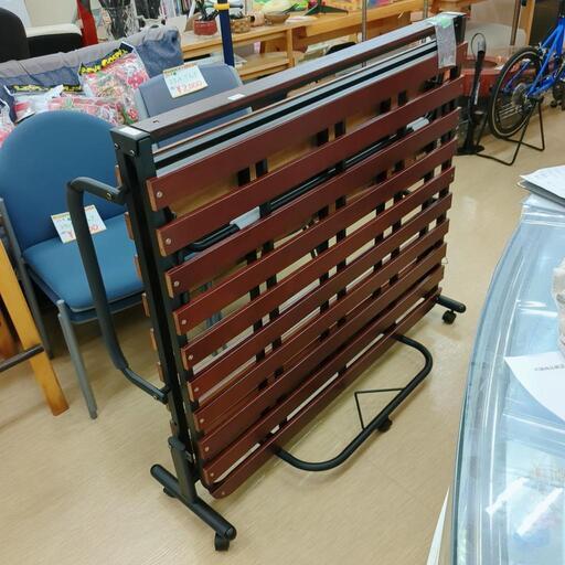 折りたたみベッド☆来客用、お昼寝、ウッド、コンパクト収納、小傷【浜村鹿野温泉ICから3分 買取本舗 宮本リサイクル 営業時間9～19時 定休日水曜のみ←連絡できませんm(_ _)m】