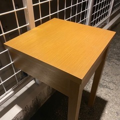 壁に立て掛けるテーブルの画像