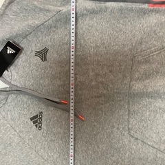 お値下げ⤵️ 🉐新品タグ付き　adidas パーカーの画像