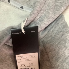 お値下げ⤵️ 🉐新品タグ付き　adidas パーカーの画像