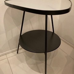 IKEAガラステーブル　サイドテーブルの画像