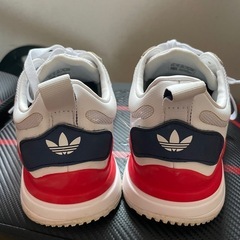 adidasスニーカーの画像