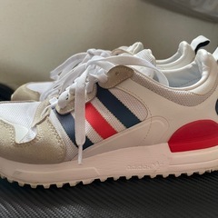 adidasスニーカーの画像