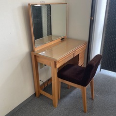 ドレッサー・イスセットの画像