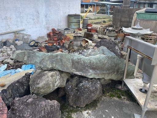 ?庭石・レンガなど?