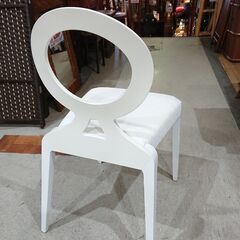 クラシカルモダン エンボス加工 ダイニングチェアの画像