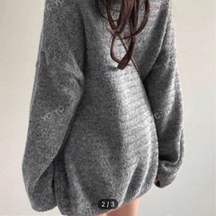 ゆったりとした長袖女性用セーターの画像