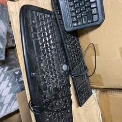 キーボード３つ　マウス１つ
の画像