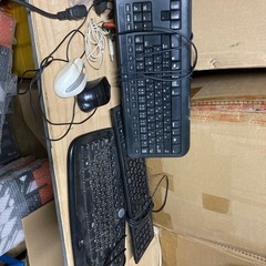 キーボード３つ　マウス１つ
