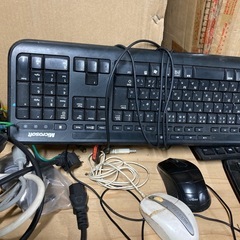 キーボード３つ　マウス１つ
の画像