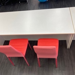 カウンターと、赤い椅子　無料‼️の画像