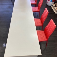 カウンターと、赤い椅子　無料‼️の画像