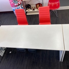 カウンターと、赤い椅子　無料‼️の画像