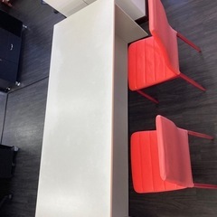 カウンターと、赤い椅子　無料‼️の画像