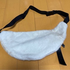 niko and... フェイクファー　ボディバッグの画像