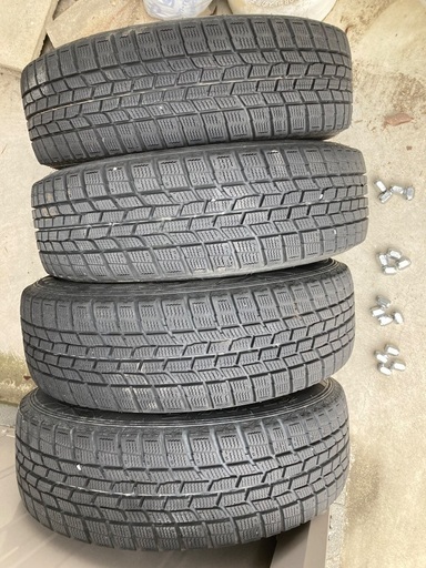 スタッドレスタイヤ　15インチ　中古品