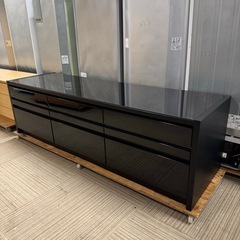 【超美品‼️】日本製♪ 154cm幅ローボード テレビ台 収納家具 天板強化ガラス フラップ扉 鏡面仕上げブラック♪