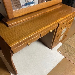 ドレッサー？鏡付き机の画像