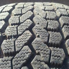 スタッドレスタイヤ 215/50R16 ヨコハマの画像
