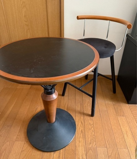 しっかりとした作りの高価な丸テーブルと椅子セット