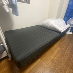 シングルベッド、マットレス付き