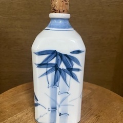 陶器の角ボトル