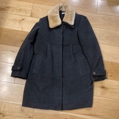 くるみボタンのコート　外せるファーのつけ襟つき
