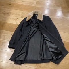 くるみボタンのコート　外せるファーのつけ襟つきの画像