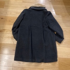 くるみボタンのコート　外せるファーのつけ襟つきの画像