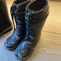 21.5cm と20cm小傷あり中古、子供の長靴の画像