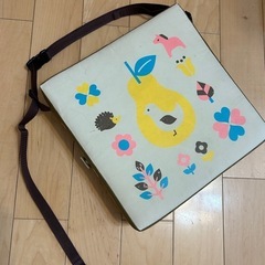幼児用の高さ調節できる補助座布団？