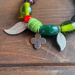 カレンシルバーのリーフモチーフの緑のブレスレットの画像