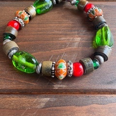 バリシルバーとホーンビーズ、アンティークシェブロンの緑のブレスレットの画像