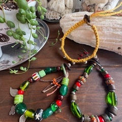 バリシルバーとホーンビーズ、アンティークシェブロンの緑のブレスレットの画像