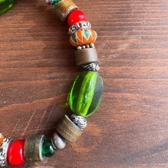 バリシルバーとホーンビーズ、アンティークシェブロンの緑のブレスレットの画像