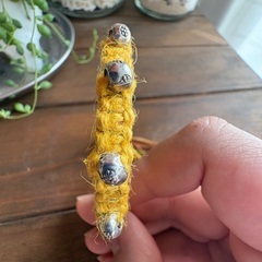 カレンシルバーと黄色い麻紐の編み込みブレスレットの画像