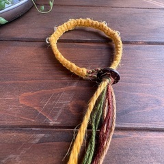 カレンシルバーと黄色い麻紐の編み込みブレスレットの画像