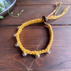 カレンシルバーと黄色い麻紐の編み込みブレスレットの画像