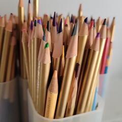 色鉛筆たくさんの画像